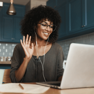Eine Frau sitzt am Laptop und nimmt an einem Zoom Call für mein Online Coaching teil