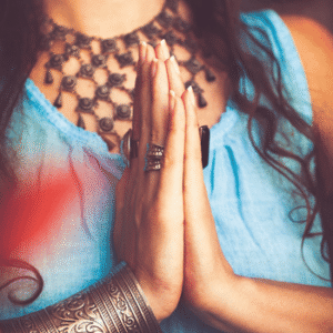 Eine spirituelle Frau, die ihre Hände zum Gebet faltet, ThetaHealing Angebotsseite