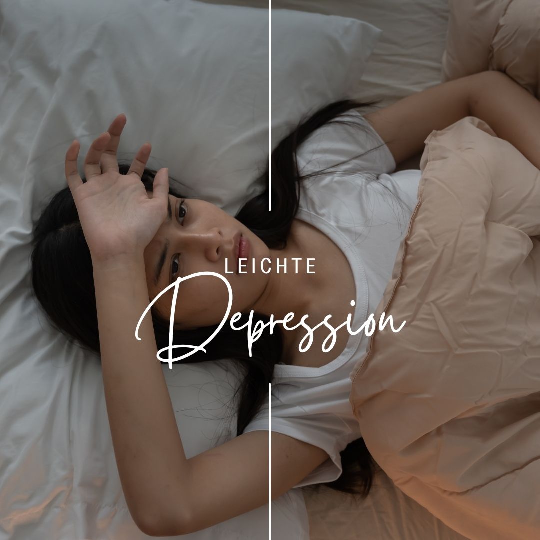 Eine Frau liegt im Bett und sieht traurig aus. Schriftzug: Leichte Depression