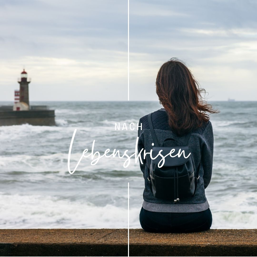 Eine Frau sitzt an einem Steg mit Blick auf das Meer und einen Leuchtturm. Schriftzug: nach Lebenskrisen