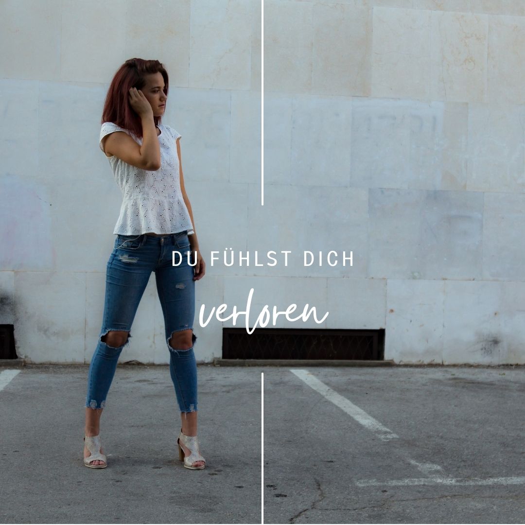 Eine Frau in Jeans steht auf einen Parkplatz. Schriftzug: Du fühlst dich verloren