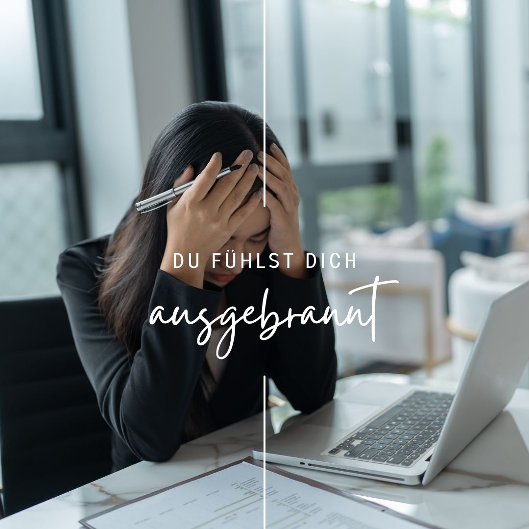 Eine Frau sitzt am Tisch und legt verzweifelt den Kopf in die Hände. Vor ihr steht ein Laptop. Schriftzug: Du fühlst dich ausgebrannt